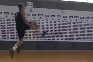 那时还很瘦！东契奇在13岁时还能胯下换手暴扣，现在估计难了😂